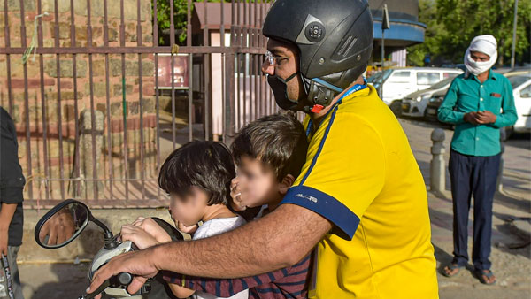 పిల్లల హెల్మెట్స్ కోసం భారీగా పెరిగిన డిమాండ్.. ఎందుకో తెలుసా? పిల్లల హెల్మెట్స్ కోసం భారీగా పెరిగిన డిమాండ్.. ఎందుకో తెలుసా?