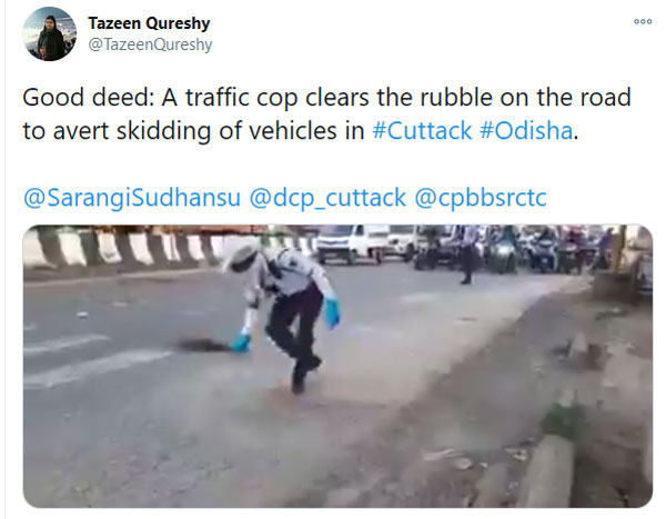 చీపురు పట్టి రోడ్డు శుభ్రం చేసిన ట్రాఫిక్ పోలీస్.. ఎందుకో తెలుసా ?