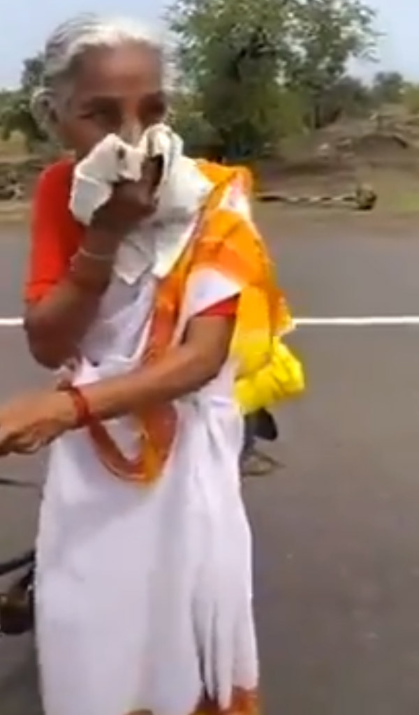 68 ఏళ్ల వయసులో అందరిని ఆశ్చర్యపరిచిన వృద్ధ మహిళ.. ఇంతకీ ఏం చేసిందో తెలుసా?