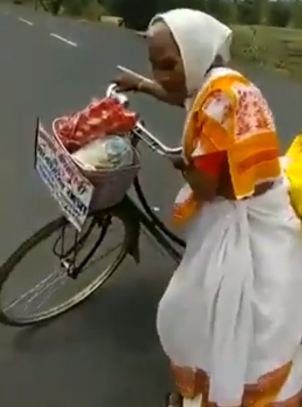 68 ఏళ్ల వయసులో అందరిని ఆశ్చర్యపరిచిన వృద్ధ మహిళ.. ఇంతకీ ఏం చేసిందో తెలుసా?