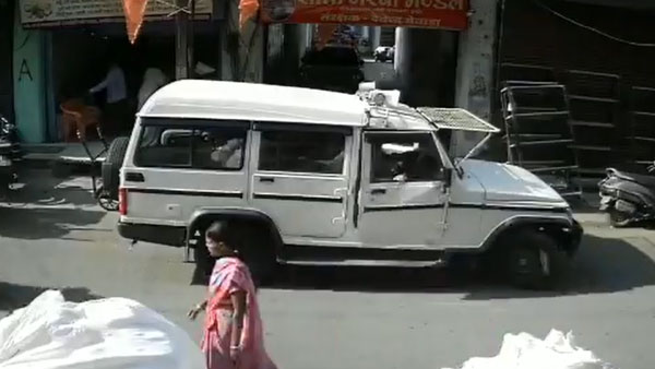 చేయని తప్పుకు అమాయక వ్యక్తిని నడిరోడ్డులో చితకబాదిన పోలీస్ [వీడియో]