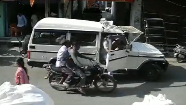 చేయని తప్పుకు అమాయక వ్యక్తిని నడిరోడ్డులో చితకబాదిన పోలీస్ [వీడియో]