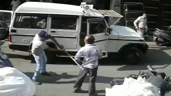 చేయని తప్పుకు అమాయక వ్యక్తిని నడిరోడ్డులో చితకబాదిన పోలీస్ [వీడియో]