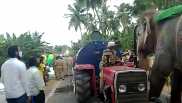 బాగా దాహంగా ఉన్న ఏనుగు రోడ్డుపై ఏం చేసిందో తెలుసా.. అయితే వీడియో చూడండి