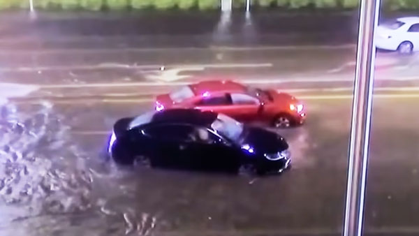 వరదనీటిలో చేపలా ఈదుతున్న లంబోర్ఘిని సూపర్ కార్ [వీడియో]