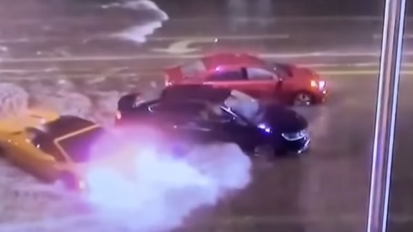 వరదనీటిలో చేపలా ఈదుతున్న లంబోర్ఘిని సూపర్ కార్ [వీడియో]