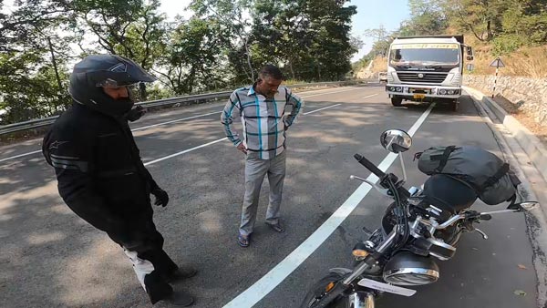 కొత్త బైక్‌ను వెంబడించిన ట్రక్ డ్రైవర్.. తర్వాత ఏం జరిగిందో చూడండి