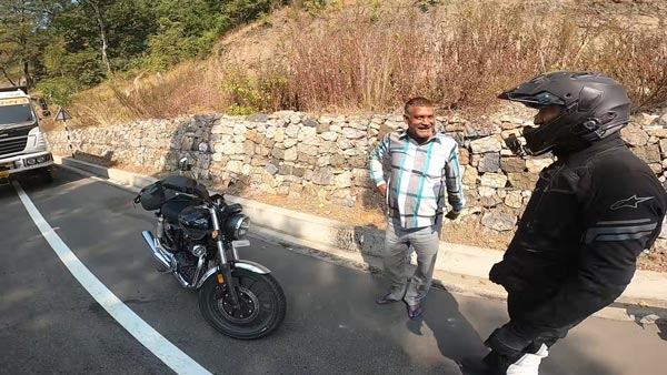 కొత్త బైక్‌ను వెంబడించిన ట్రక్ డ్రైవర్.. తర్వాత ఏం జరిగిందో చూడండి