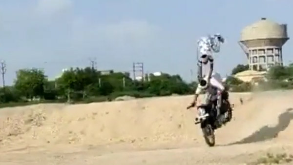 యువకుల ఉత్సాహంతో జరిగిన అపశృతి ; గాలిలోకి ఎగిరిన రాయల్ ఎన్ఫీల్డ్ బుల్లెట్ [వీడియో]