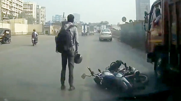 నడిరోడ్డుపై జరిగిన ఈ సంఘటన చూస్తే ఒళ్ళు ఝల్లుమంటుంది.. నమ్మకపోతే ఈ వీడియో చూడండి నడిరోడ్డుపై జరిగిన ఈ సంఘటన చూస్తే ఒళ్ళు ఝల్లుమంటుంది.. నమ్మకపోతే ఈ వీడియో చూడండి