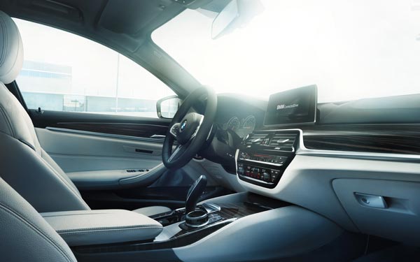 కొత్త లగ్జరీ కార్ కొనుగోలు చేసిన బాలీవుడ్ నటి.. ఎవరో తెలుసా ?