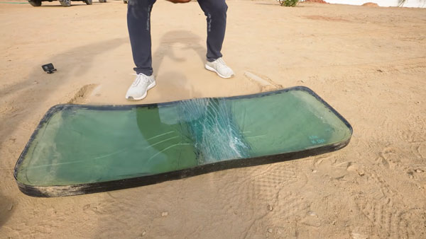 బుల్లెట్ ప్రూఫ్ గ్లాస్‌నే తుక్కు తుక్కు చేసిన టయోటా ఫార్చ్యూనర్ [వీడియో]