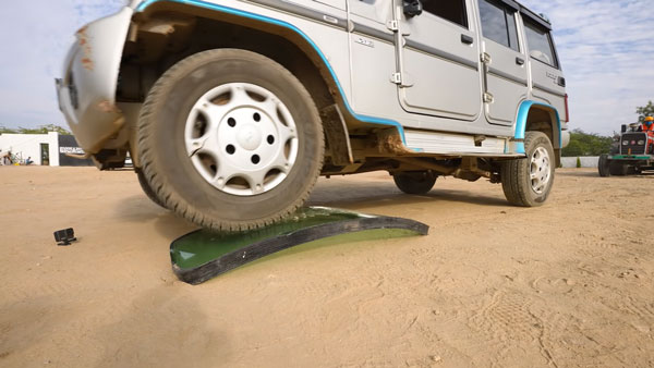 బుల్లెట్ ప్రూఫ్ గ్లాస్‌నే తుక్కు తుక్కు చేసిన టయోటా ఫార్చ్యూనర్ [వీడియో]