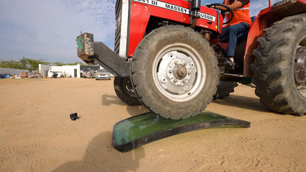 బుల్లెట్ ప్రూఫ్ గ్లాస్‌నే తుక్కు తుక్కు చేసిన టయోటా ఫార్చ్యూనర్ [వీడియో]