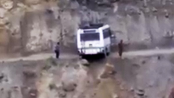 సినిమా స్టైల్‌లో బస్సును కొండపై యు-టర్న్ చేసిన డ్రైవర్ [వీడియో]