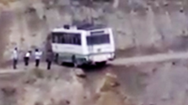 సినిమా స్టైల్‌లో బస్సును కొండపై యు-టర్న్ చేసిన డ్రైవర్ [వీడియో]