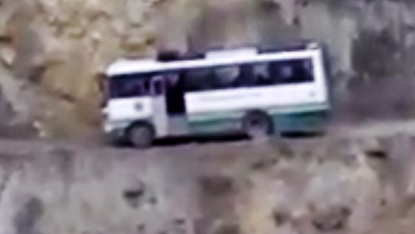 సినిమా స్టైల్‌లో బస్సును కొండపై యు-టర్న్ చేసిన డ్రైవర్ [వీడియో]