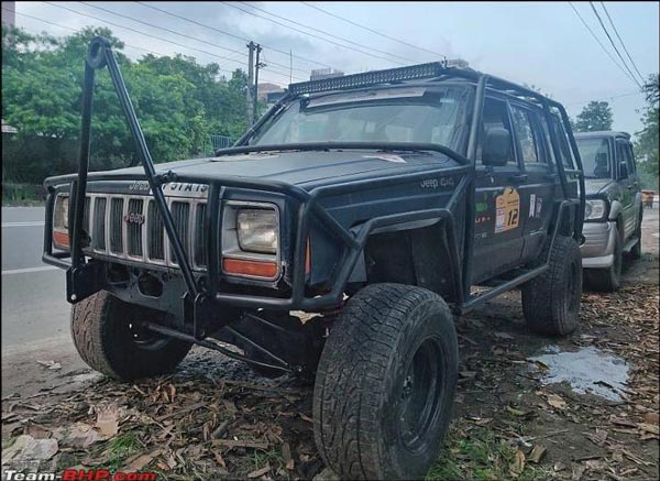 దుర్భర స్థితిలో పడిఉన్న ఖరీదైన లగ్జరీ కార్స్.. ఎక్కడో తెలుసా ?