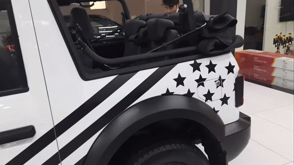 బ్లాక్ అండ్ వైట్ మహీంద్రా థార్.. దీని స్టైలే వేరు గురూ..