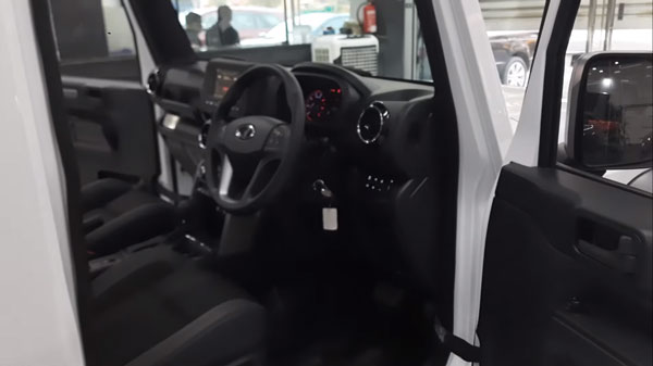 బ్లాక్ అండ్ వైట్ మహీంద్రా థార్.. దీని స్టైలే వేరు గురూ..