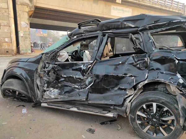 ప్రమాదంలో నుజ్జునుజ్జయిన కారు.. అయినా సురక్షితంగా బయటపడిన డ్రైవర్