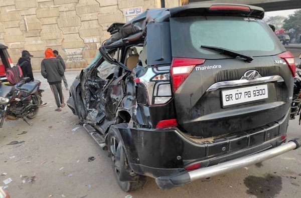 ప్రమాదంలో నుజ్జునుజ్జయిన కారు.. అయినా సురక్షితంగా బయటపడిన డ్రైవర్