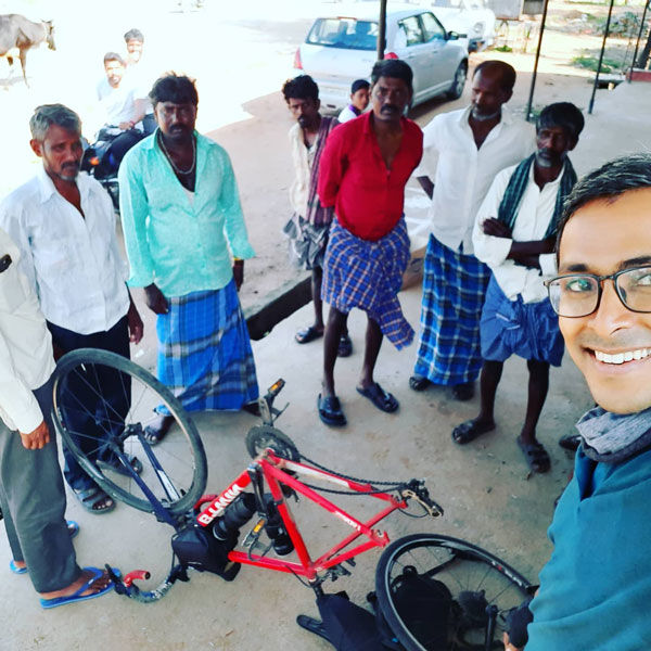 తల్లిదండ్రులకు ఇచ్చిన మాట నిలబెట్టుకోవడానికి 1,100 కి.మీ ప్రయాణించిన కొడుకు