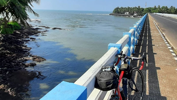 తల్లిదండ్రులకు ఇచ్చిన మాట నిలబెట్టుకోవడానికి 1,100 కి.మీ ప్రయాణించిన కొడుకు