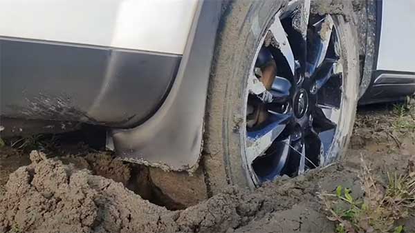 ఎక్స్‌యూవీ 500 ని కాపాడిన మహీంద్రా థార్ ఎస్‌యూవీ, ఎలాగో చూసారా ?