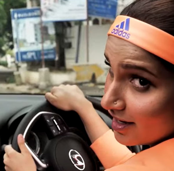 హ్యుందాయ్ వెన్యూ ఐఎమ్‌టి డ్రైవ్ చేస్తూ కనిపించిన టెన్నిస్ స్టార్ 'సానియా మీర్జా' [వీడియో]