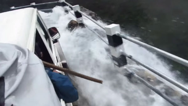 ఈ రోడ్డుపై ప్రయాణించడానికి ధైర్యం కావాలి.. ఈ వీడియో చూడటానికి గుండె ధైర్యం కావాలి 