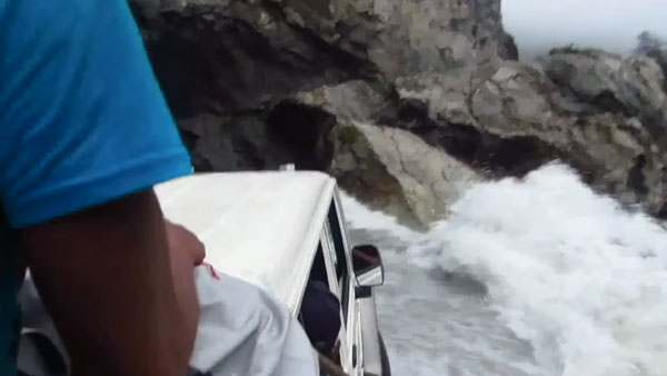 ఈ రోడ్డుపై ప్రయాణించడానికి ధైర్యం కావాలి.. ఈ వీడియో చూడటానికి గుండె ధైర్యం కావాలి 