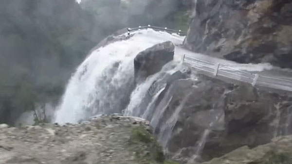 ఈ రోడ్డుపై ప్రయాణించడానికి ధైర్యం కావాలి.. ఈ వీడియో చూడటానికి గుండె ధైర్యం కావాలి 