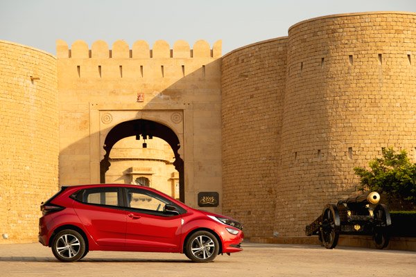 మరీనా బ్లూ కలర్‌లో టాటా ఆల్ట్రోజ్ టర్బో వేరియంట్; వచ్చే నెలలో విడుదల!