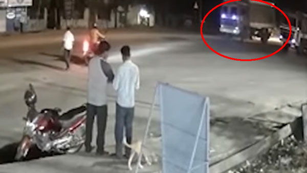 భయంకర ప్రమాదం నుంచి చిటికెలో తపించుకున్న యువకులు [వీడియో] 