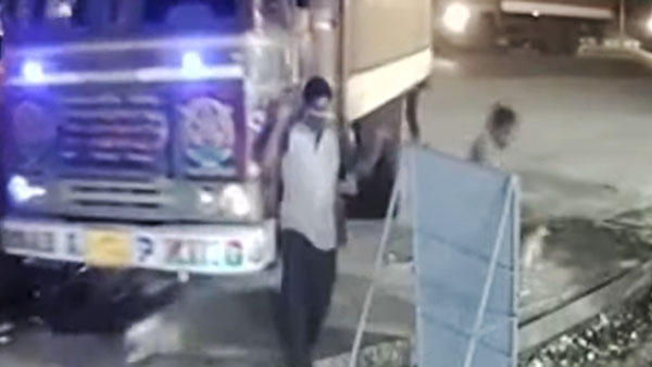 భయంకర ప్రమాదం నుంచి చిటికెలో తపించుకున్న యువకులు [వీడియో] 