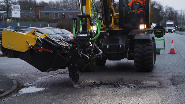 రోడ్లపై గుంతలు పూడ్చే ప్రత్యేక యంత్రం.. నిజంగా సూపర్ గురూ