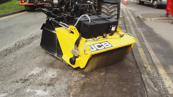 రోడ్లపై గుంతలు పూడ్చే ప్రత్యేక యంత్రం.. నిజంగా సూపర్ గురూ