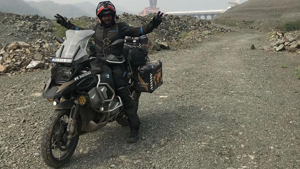 ఒంటె వల్ల మరణించిన ప్రముఖ బైక్ రైడర్.. ఎలా అనుకుంటున్నారా