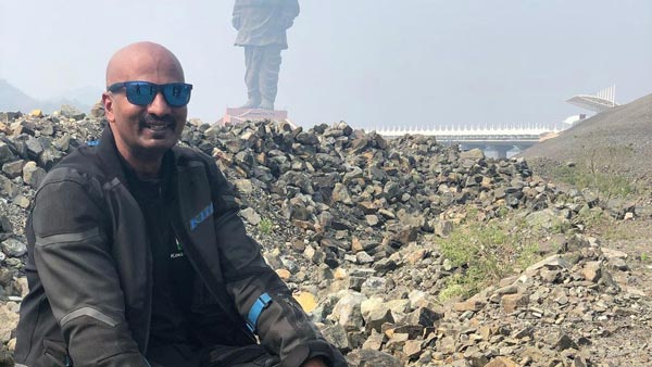 ఒంటె వల్ల మరణించిన ప్రముఖ బైక్ రైడర్.. ఎలా అనుకుంటున్నారా