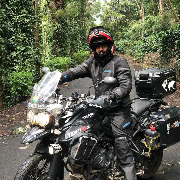 ఒంటె వల్ల మరణించిన ప్రముఖ బైక్ రైడర్.. ఎలా అనుకుంటున్నారా