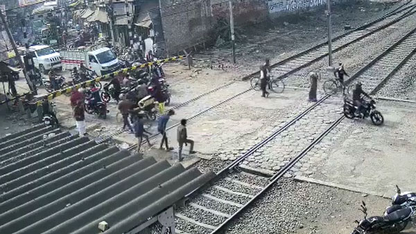 రైల్వే ట్రాక్ వద్ద సహనం లేకుంటే ఏమవుతుందో వీడియో చూడండి