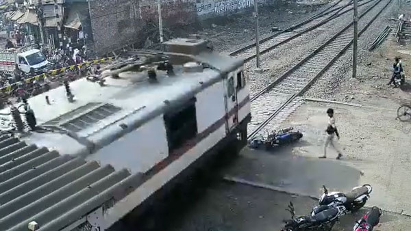 రైల్వే ట్రాక్ వద్ద సహనం లేకుంటే ఏమవుతుందో వీడియో చూడండి