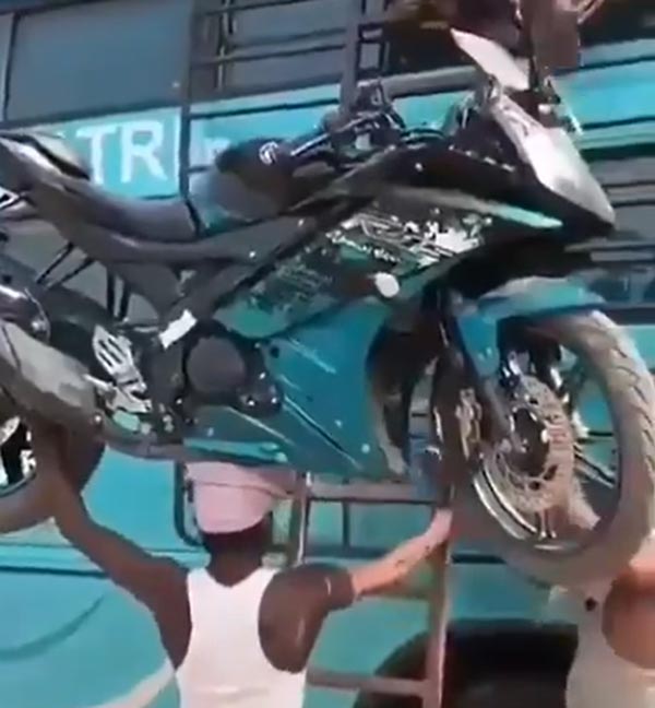 బైక్నే బస్సుపైకి తలపై మోసిన రియల్ బాహుబలి బైక్నే బస్సుపైకి తలపై మోసిన రియల్ బాహుబలి