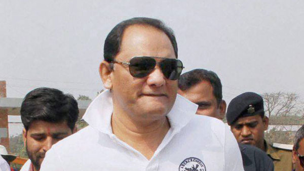 రోడ్డు ప్రమాదంలో చిక్కుకున్న అజారుద్దీన్ కారు ; తృటిలో తప్పిన ప్రమాదం రోడ్డు ప్రమాదంలో చిక్కుకున్న అజారుద్దీన్ కారు ; తృటిలో తప్పిన ప్రమాదం