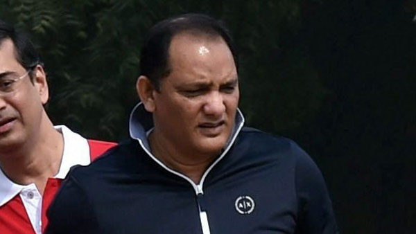 రోడ్డు ప్రమాదంలో చిక్కుకున్న అజారుద్దీన్ కారు ; తృటిలో తప్పిన ప్రమాదం రోడ్డు ప్రమాదంలో చిక్కుకున్న అజారుద్దీన్ కారు ; తృటిలో తప్పిన ప్రమాదం