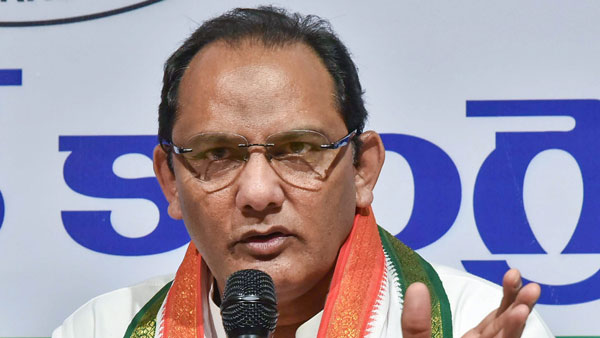 రోడ్డు ప్రమాదంలో చిక్కుకున్న అజారుద్దీన్ కారు ; తృటిలో తప్పిన ప్రమాదం రోడ్డు ప్రమాదంలో చిక్కుకున్న అజారుద్దీన్ కారు ; తృటిలో తప్పిన ప్రమాదం