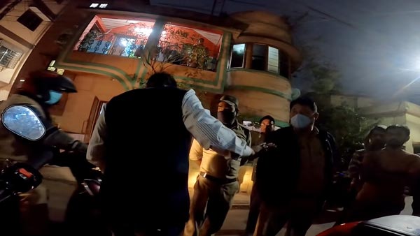 సూపర్‌బైక్ రైడర్‌ని వేధించిన స్థానికులు మరియు పోలీసులు - వీడియో