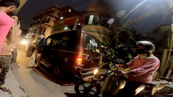 సూపర్‌బైక్ రైడర్‌ని వేధించిన స్థానికులు మరియు పోలీసులు - వీడియో