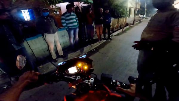 సూపర్‌బైక్ రైడర్‌ని వేధించిన స్థానికులు మరియు పోలీసులు - వీడియో